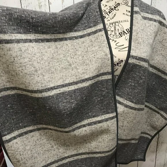 Ike Behar reversible fleece wrap in shades of gray.  One size fits most - Picture 2 of 9